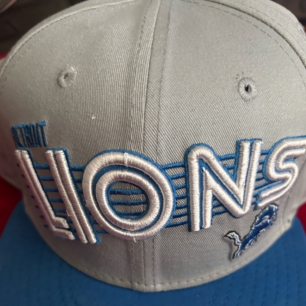 Detroit Lions Flat Brim SnapBack Hat - Picture 2 of 6